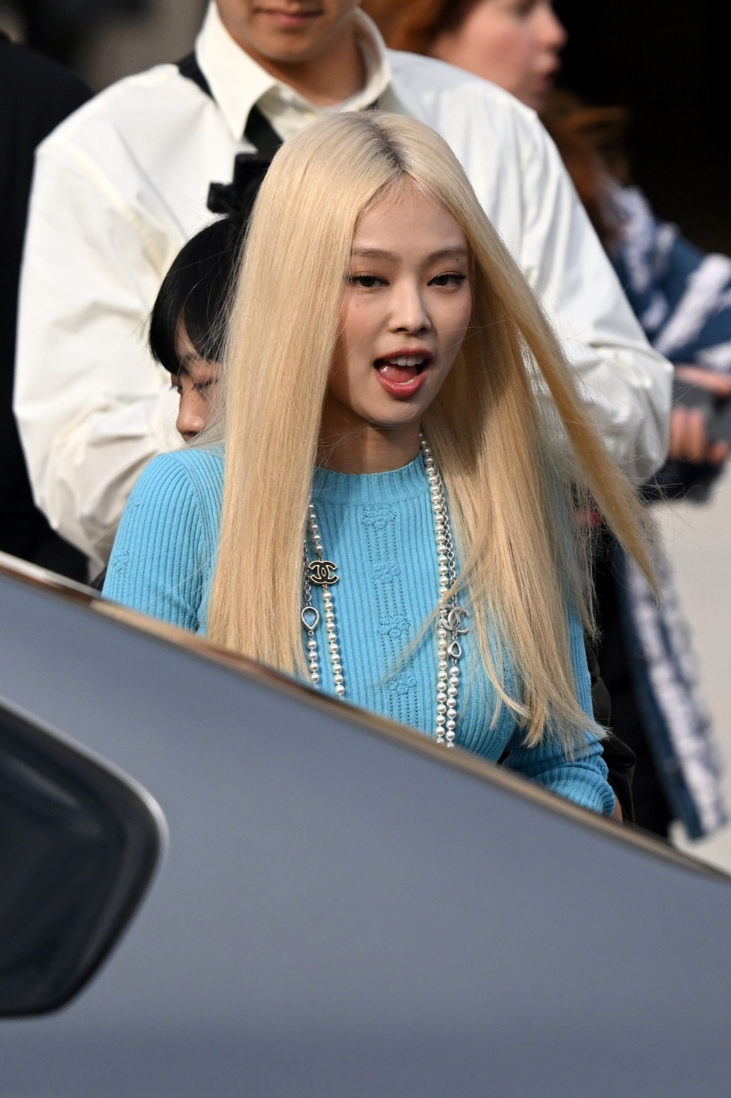 Jennie Kim embrasse le style *Short & Sweet* à la Fashion Week de Paris