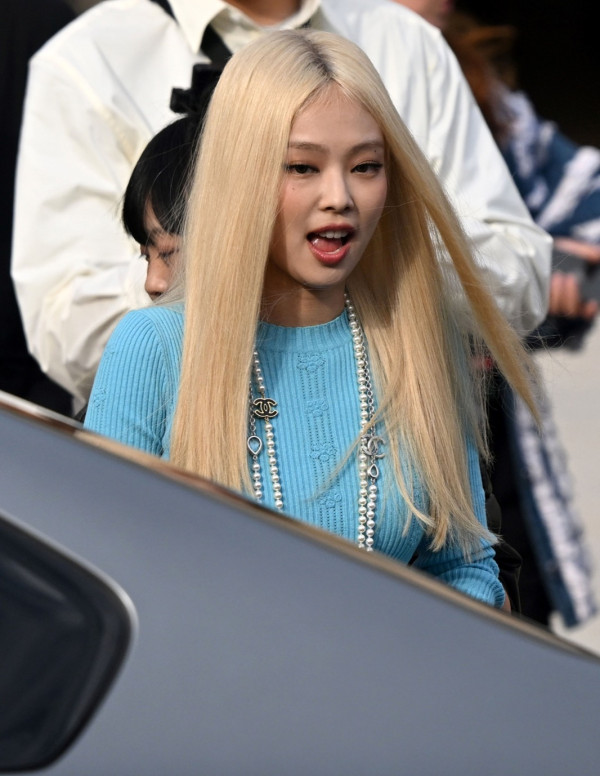 Jennie Kim embrasse le style *Short & Sweet* à la Fashion Week de Paris