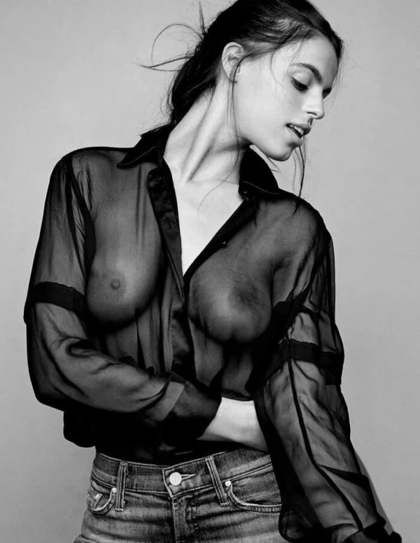 Brooks Nader sexy transparence en shooting