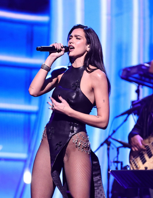 Dua Lipa enflamme la scène du Rock & Roll Hall Of Fame 2024