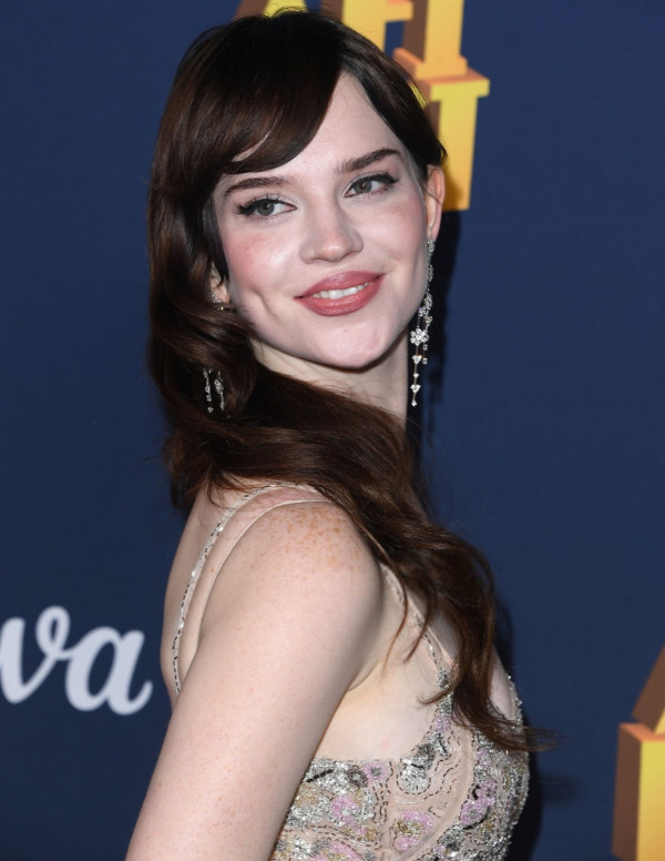Sophie Thatcher Envoûte le Tapis Rouge à la Première d'Heretic