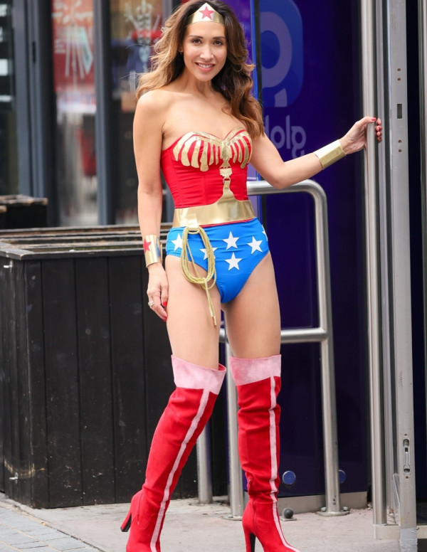 Myleene Klass s'affiche en Wonder Woman