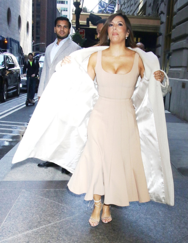Eva Longoria, chic et élégance au St. Regis de New York