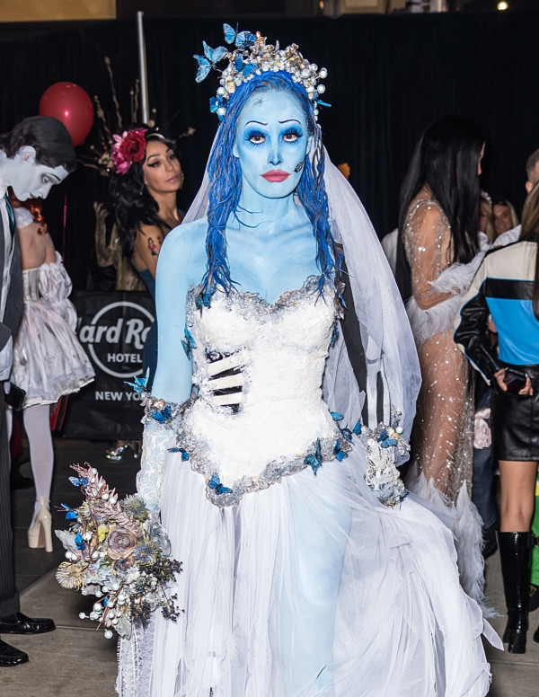 Haley Kalil incarne le charme lugubre en soirée Halloween