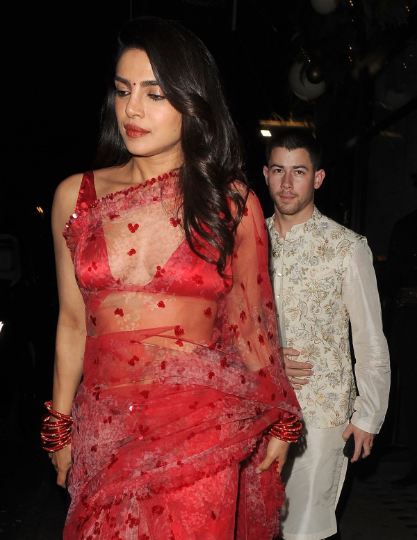 Priyanka Chopra inaugure Diwali à Gymkhana : un festival rouge passion
