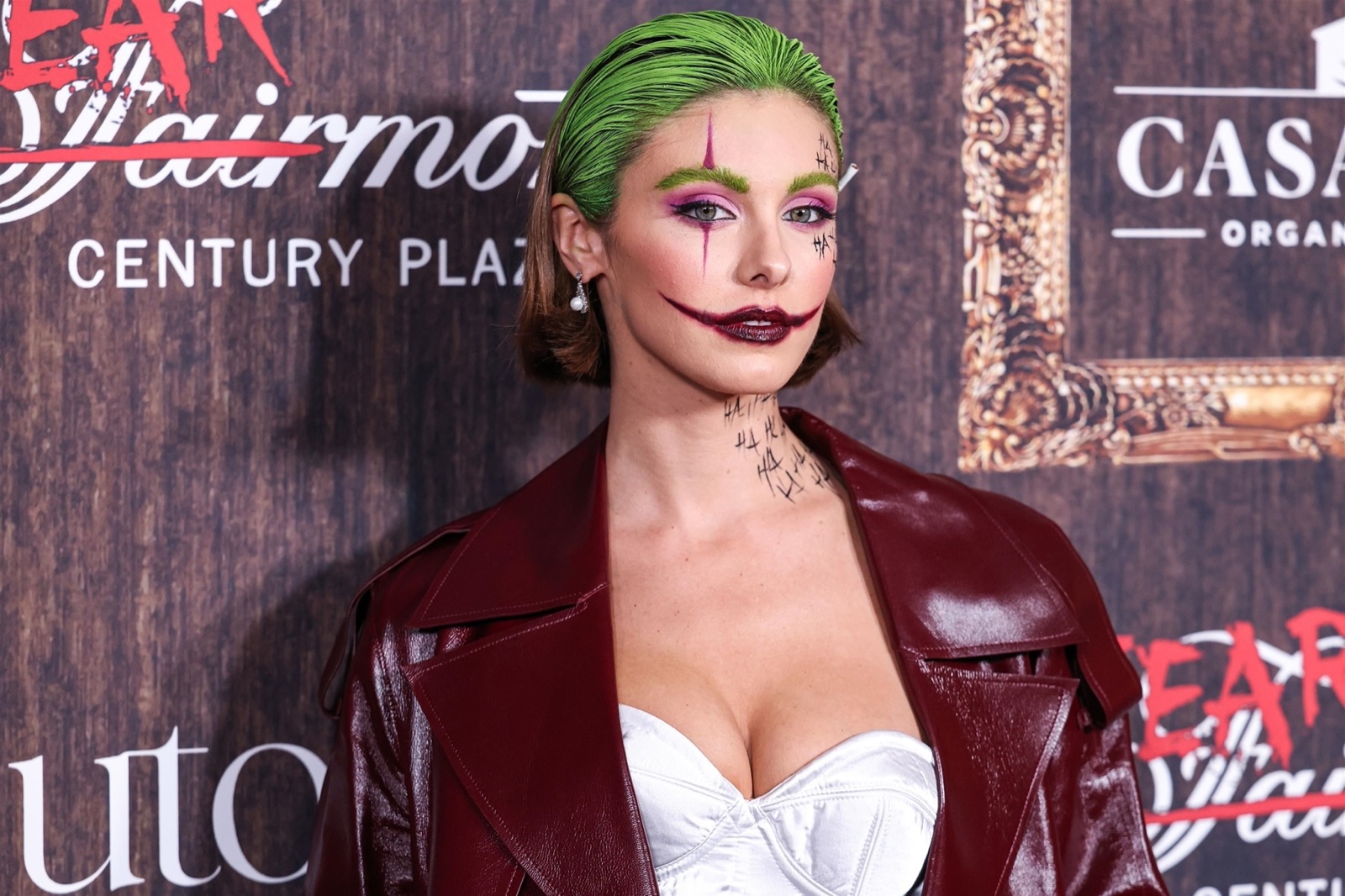 Carmella Rose incarne le Joker avec élégance à la soirée Haunted Hotel