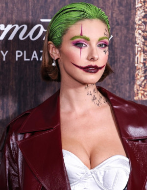 Carmella Rose incarne le Joker avec élégance à la soirée Haunted Hotel