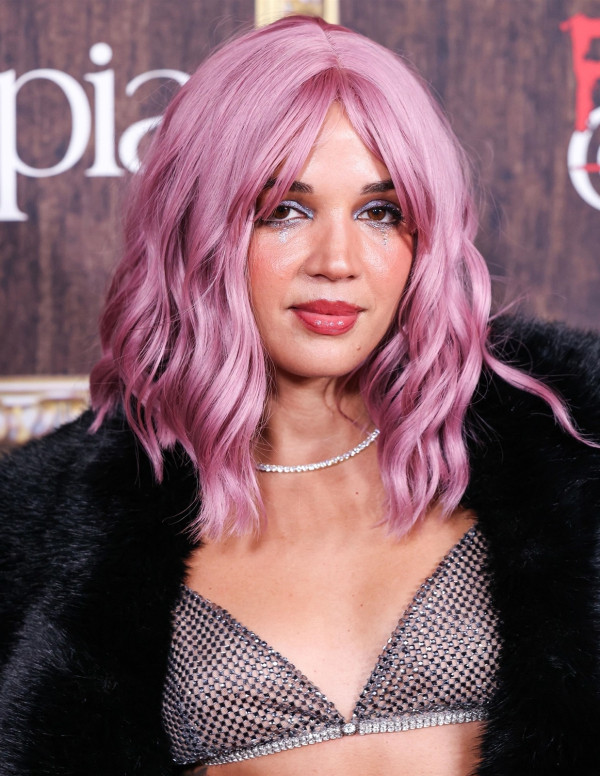 Georgie Flores illumine la soirée Haunted Hotel avec un look audacieux