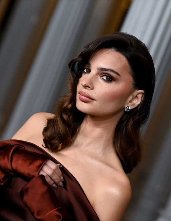Emily Ratajkowski éclipse les œuvres d’art au LACMA