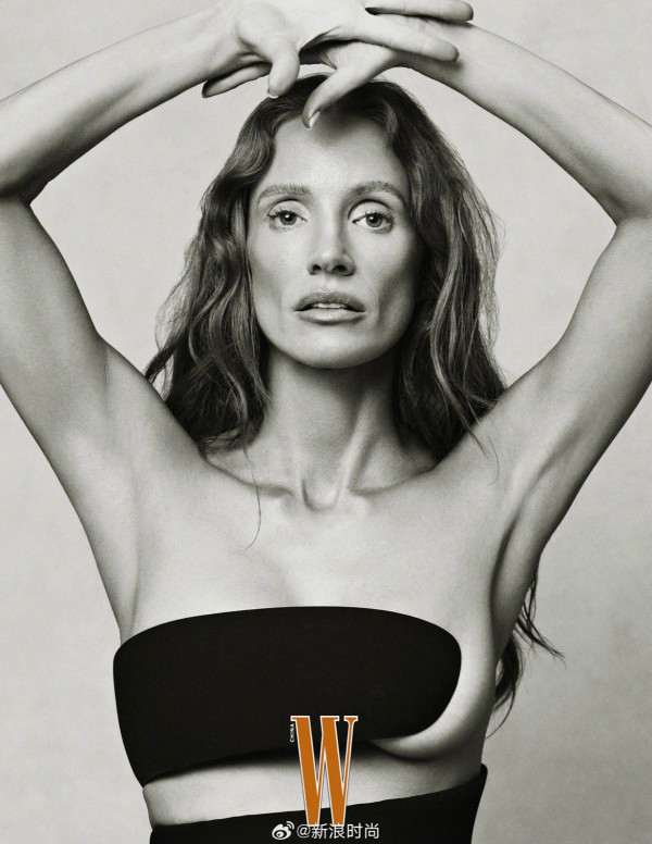 Jessica Chastain envoûte pour W Magazine Chine