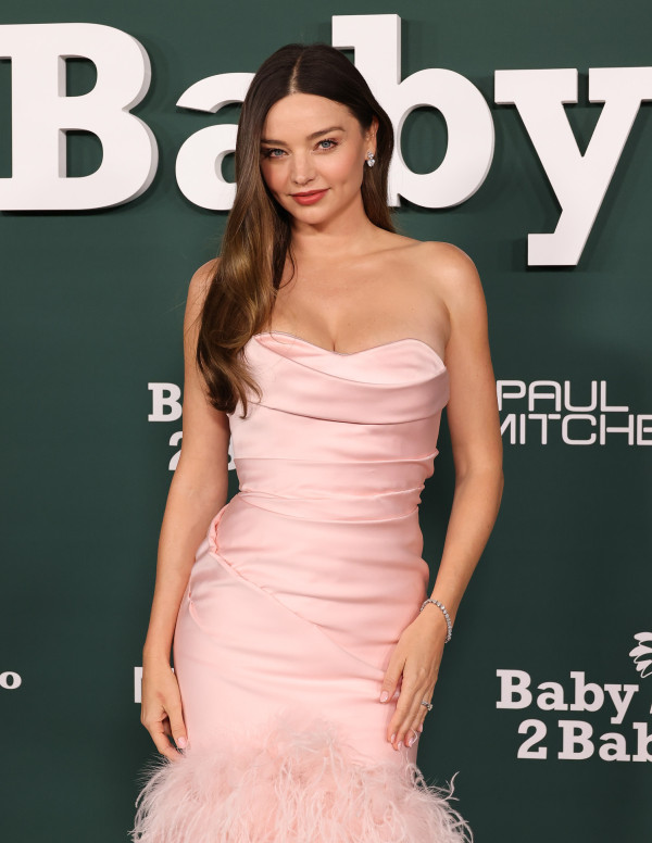 Miranda Kerr, princesse en rose à la Baby2Baby 2024