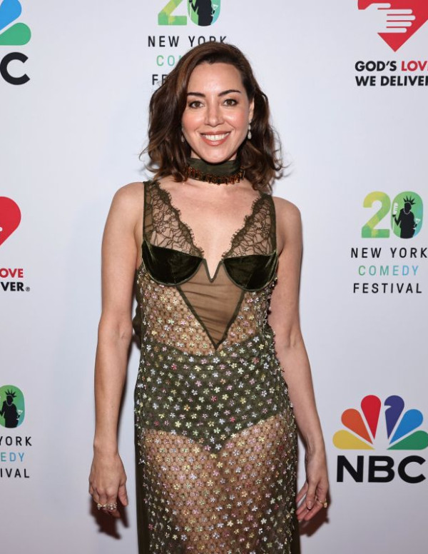 Aubrey Plaza rend hommage à Joan Rivers avec élégance au Dead Funny