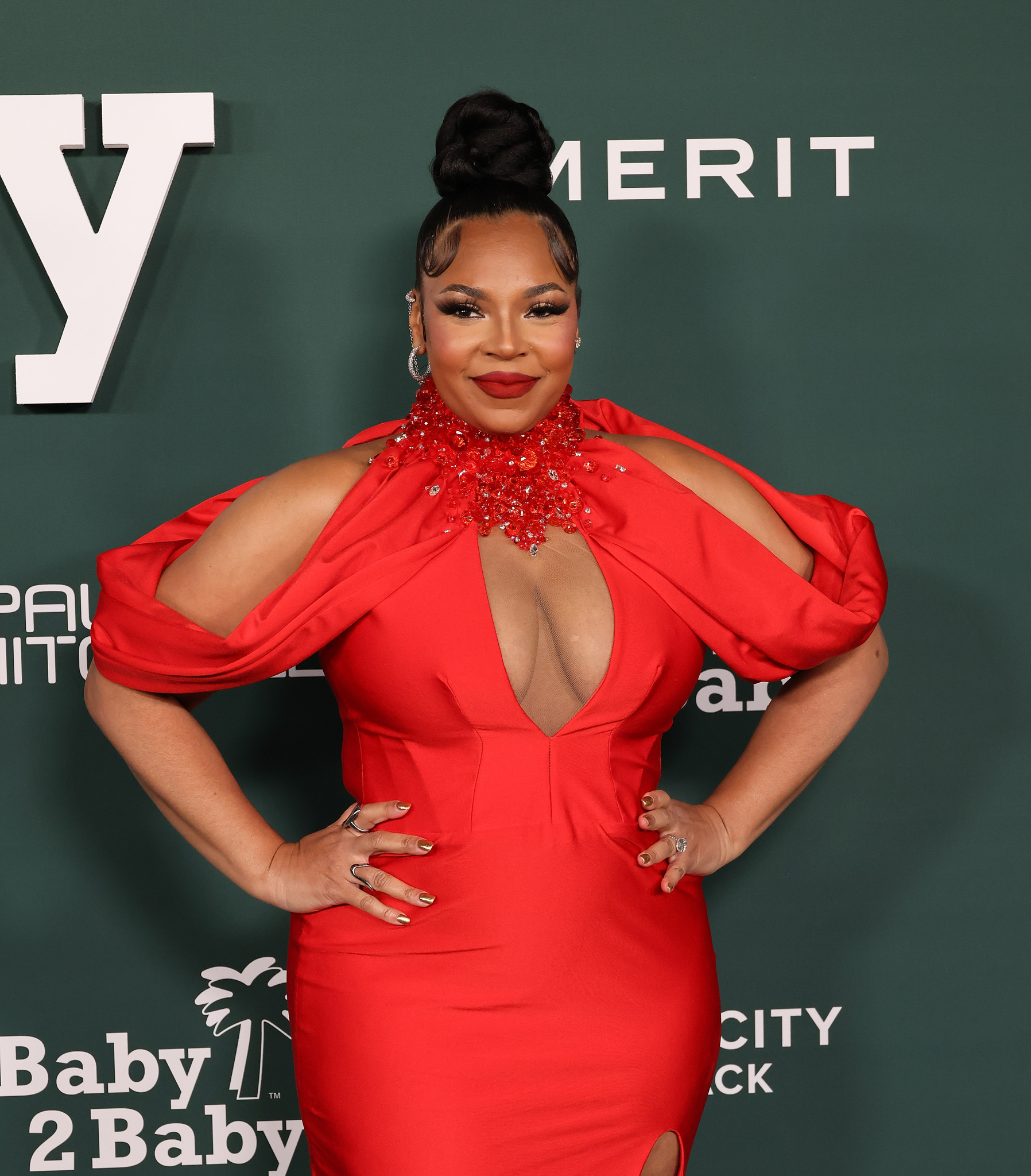 Ashanti en rouge éclatant au Baby2Baby Gala 2024