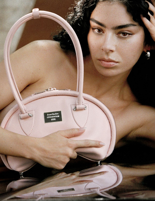 Charli XCX pour la collection Acne Studios Printemps/Été 2025