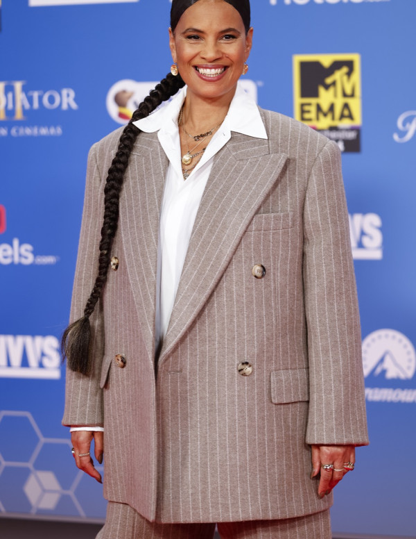 Neneh Cherry brille avec son look oversized aux MTV EMAs 2024