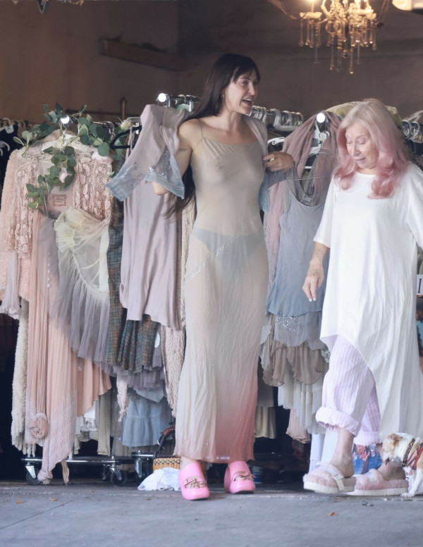 Scout Willis sexy topless en pleine session shopping à Los Angeles