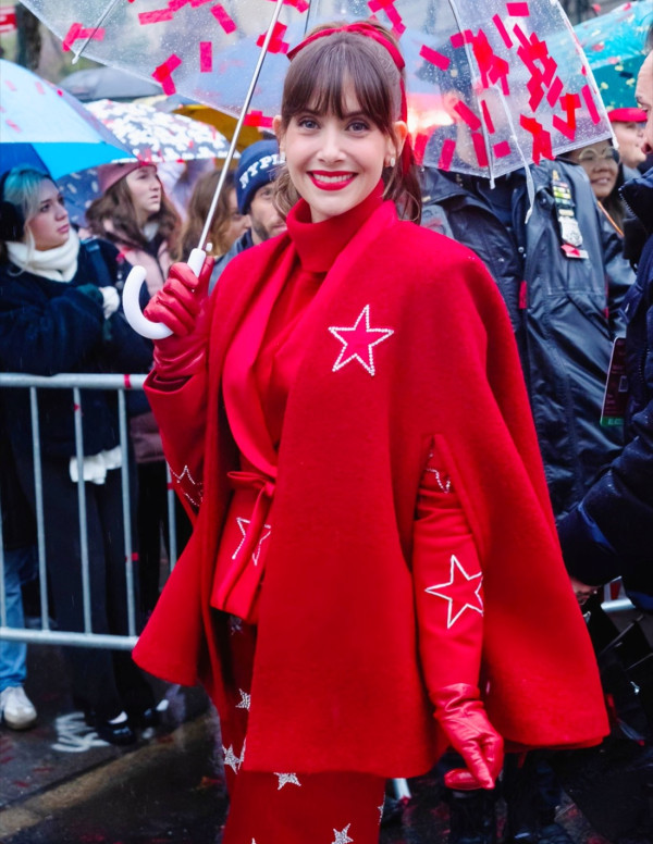 Alison Brie illumine Macy's Thanksgiving Parade avec éclat étoilé !