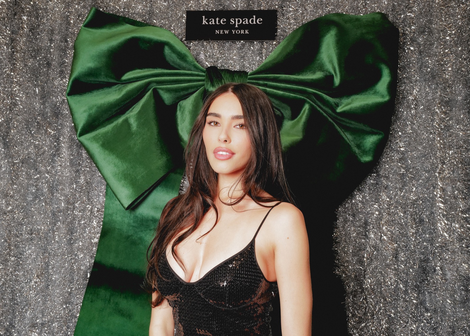 Madison Beer brille sous le ruban géant de Kate Spade