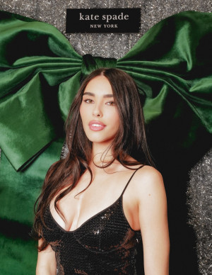 Madison Beer brille sous le ruban géant de Kate Spade