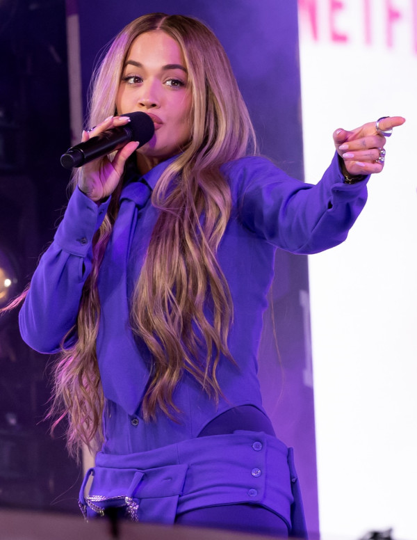 Rita Ora : Glamour et Purple Power à Times Square