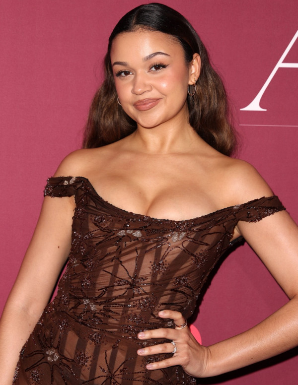 Madison Bailey en mode diva glamour aux WWD Style Awards