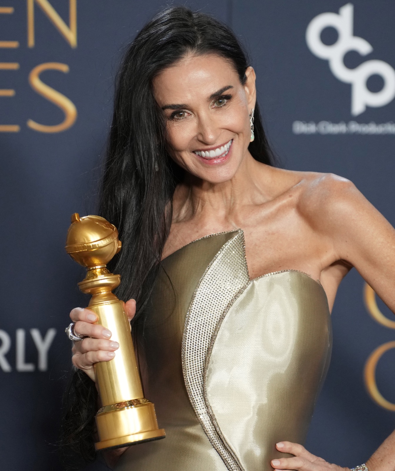 Demi Moore en mode statue dorée et reine des Golden Globes