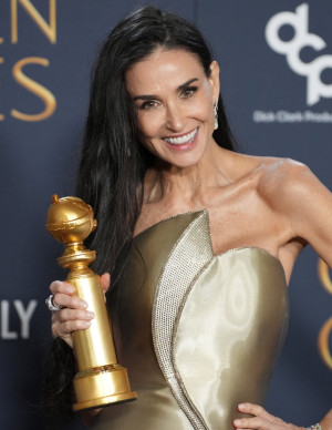 Demi Moore en mode statue dorée et reine des Golden Globes