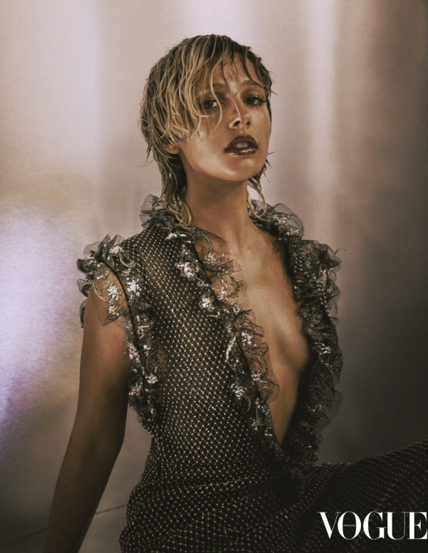 Naomi Scott, cyber-diva sous la pluie de paillettes Vogue