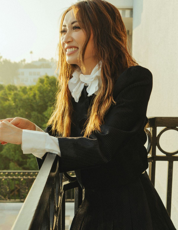 Brenda Song revisite Wednesday Addams sur un balcon glamour