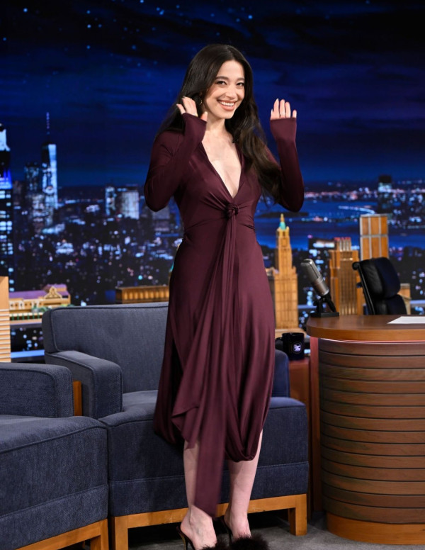 Mikey Madison : Glamour prune et papotage chez Fallon !