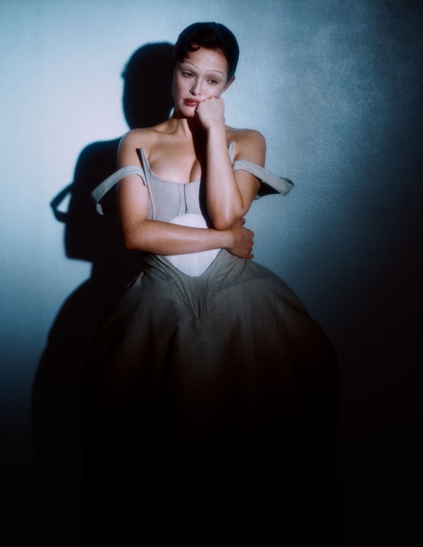 Zoey Deutch, entre austérité gothique et glamour mystérieux