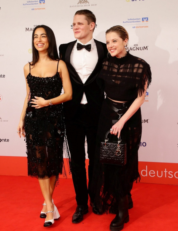 Gizem Emre et Jella Haase : Glamour, Rires et Complot