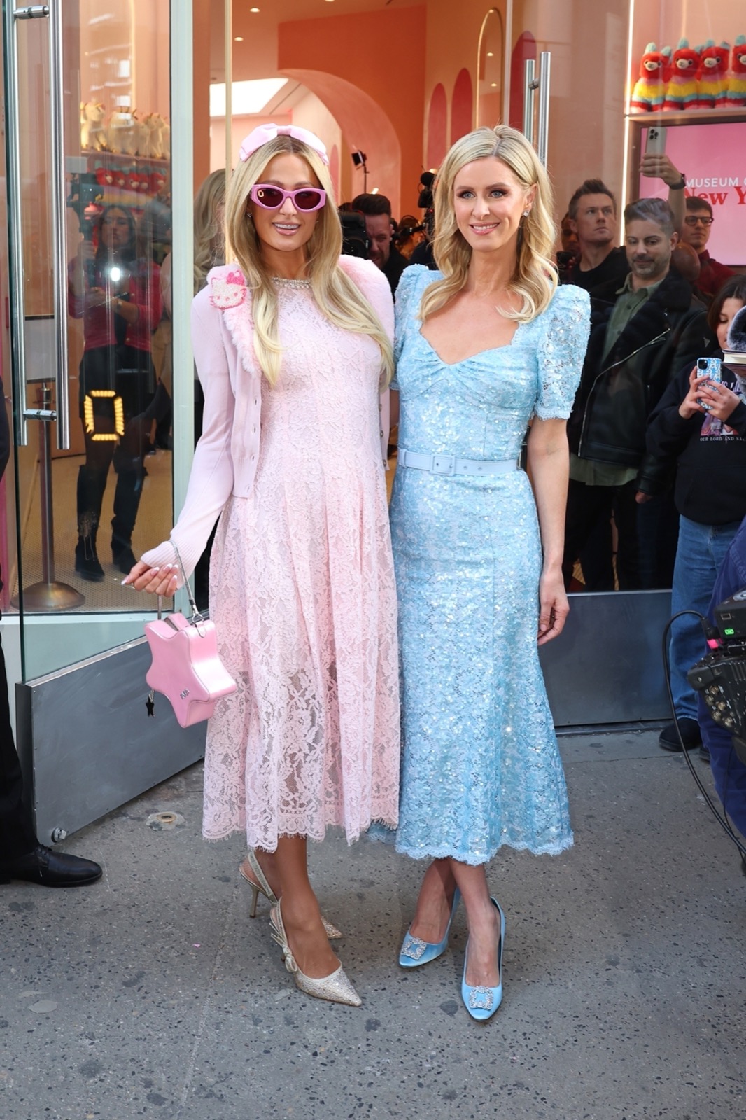 Paris et Nicky Hilton: Le Duo Glacial au Young Hearts Friends Fest