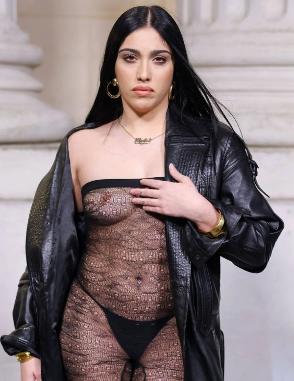 Lourdes Leon : Transparence et Audace à Paris Fashion Week