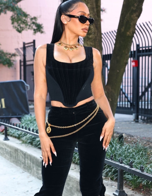 La La Anthony pose avec style pendant le Super Bowl à La Nouvelle-Orléans