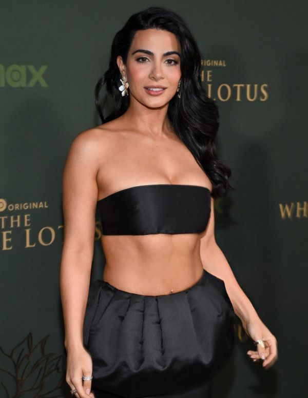 Emeraude Toubia : Minimaliste Chic à la Première de White Lotus
