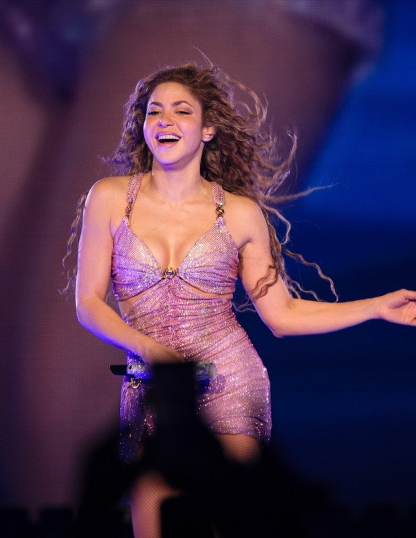 Shakira brille avec ses clones scintillants en concert