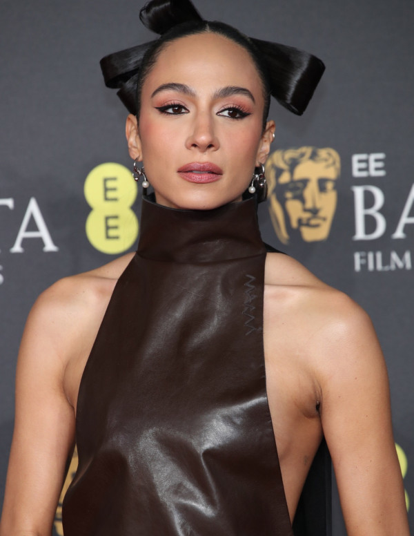 Aurora Perrineau : Cuir Sexy ou Tablier Glamour aux BAFTA ?