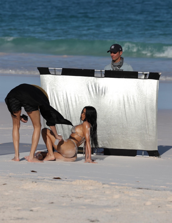Kim Kardashian, léopard sauvage sur la plage de L.A.
