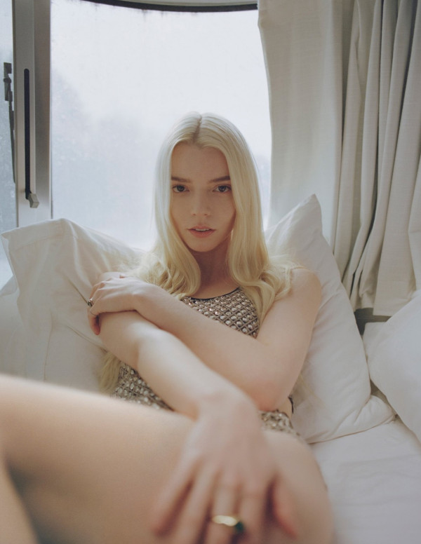 Anya Taylor-Joy, reine scintillante de Vogue, chic et audacieuse