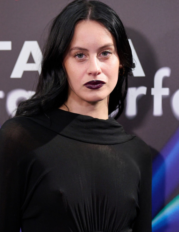 Milena Smit, reine sombre et stylée sous les néons Netflix