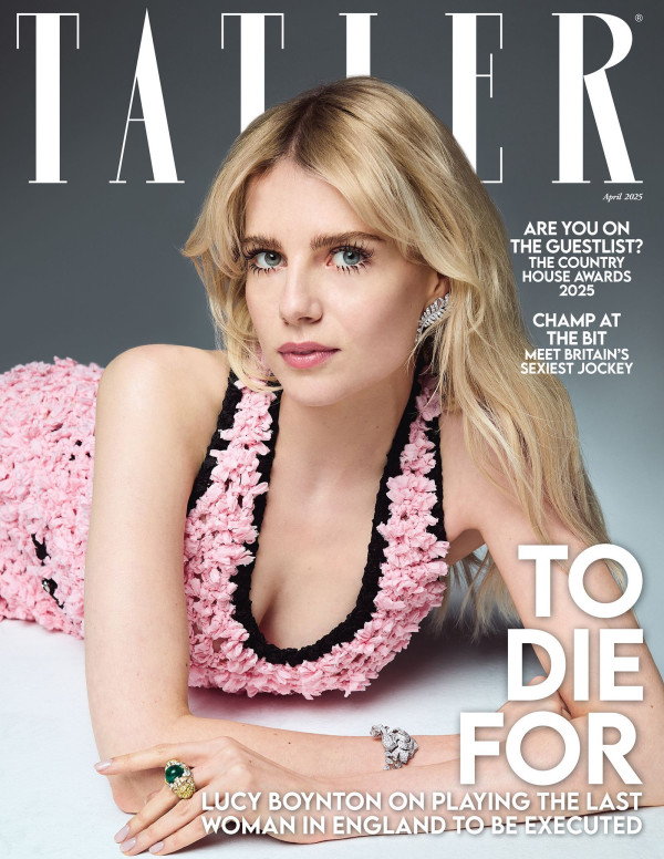 Lucy Boynton, princesse rose sur une couverture fatale