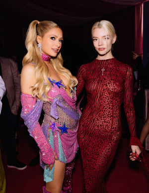 Anya, tigresse chic, fête Paris dans un éclat rose