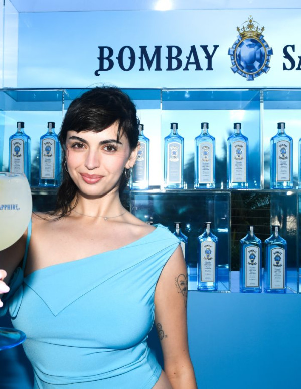 Rebecca Black : Sirène Bleue ou DJ des Cocktails Glacés ?