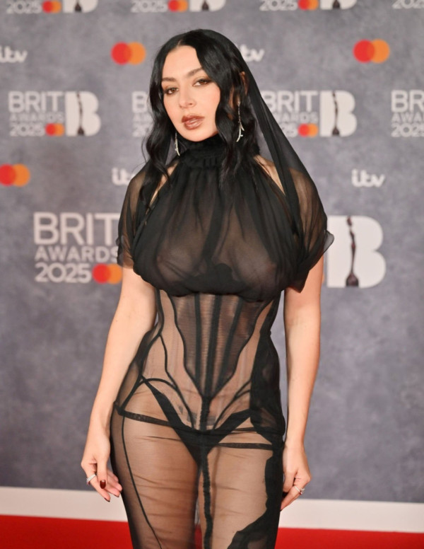 Charli XCX sexy transparence aux BRIT Awards