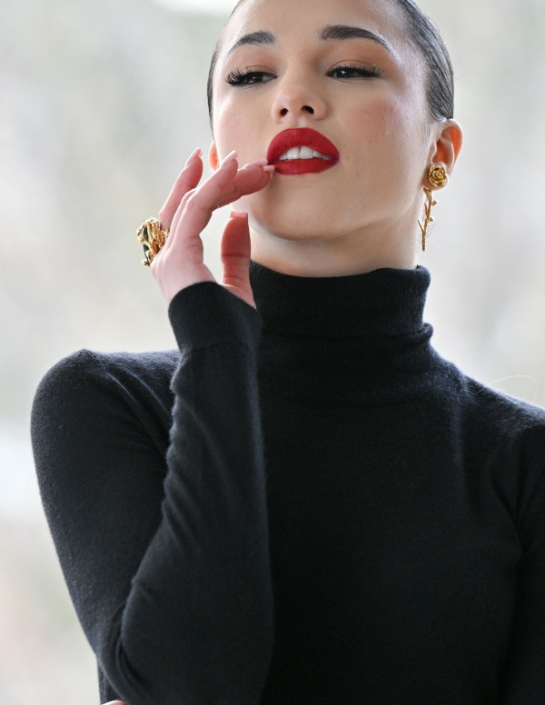 Maria Esposito, reine chic et fleurie au photocall 2025 ! 