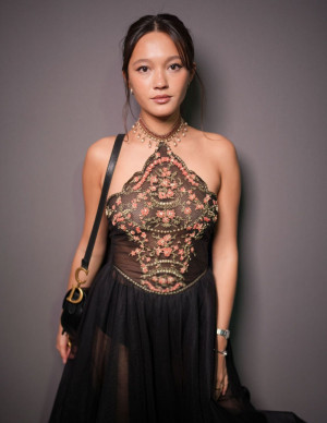 Lily Chee brille chez Dior, mais où est la discrétion ?