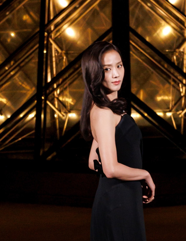 Jisoo au Louvre : reine noire sous la pyramide dorée !
