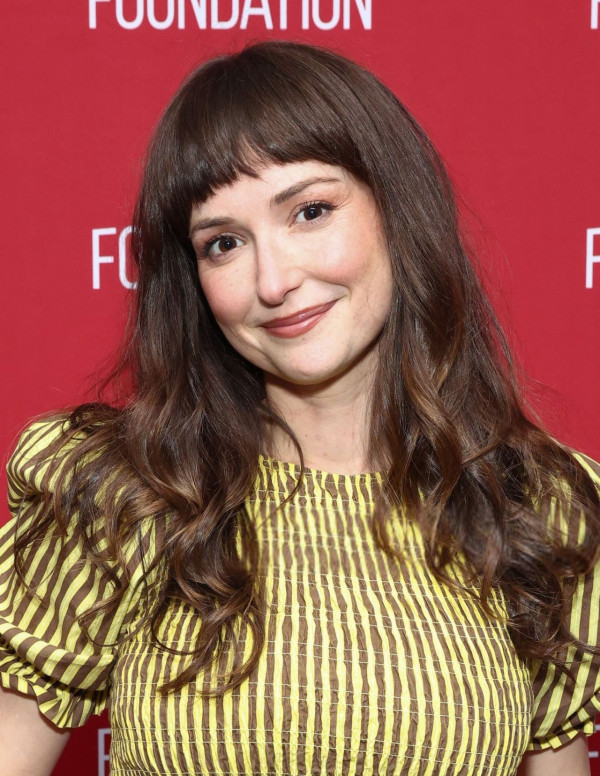 Milana Vayntrub Éblouit en Rayures à la SAG-AFTRA !