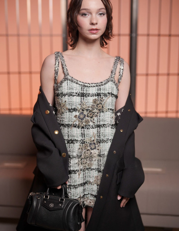Emma Myers chez Louis Vuitton, la star qui brille !